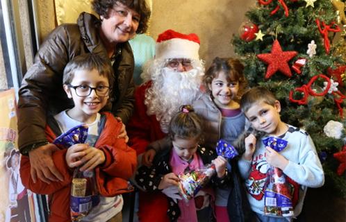 Annick Buisson-Etienne a aidé le Père Noël a distribuer des friandises.