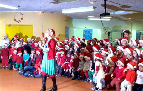 Annie Danlos, la directrice de l'école maternelle, dirige la chorale de Noël