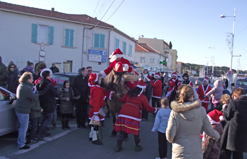 Le père Noël est venu au Brusc dimanche.