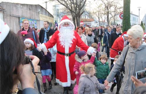 Une nombreuse foule d’élus, d’enfants et de parents se dirige vers le Hameau de la Gare pour y savourer chocolat et vin chaud