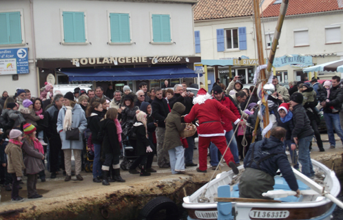 Le Père Noël était très attendu sur le quai Saint Pierre.