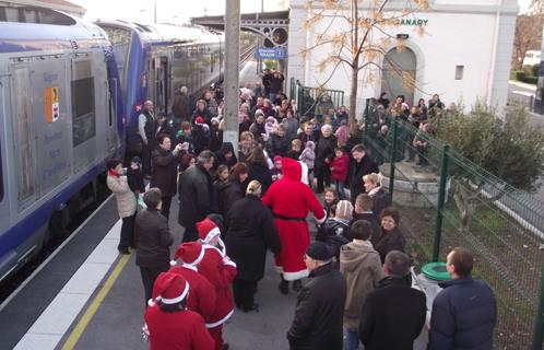 Le père Noël a débarqué à l'heure à la gare d'Ollioules-Sanary. Il était très attendu.