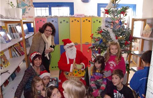 Dominique Ducasse et josy de Maria distribuent les cadeaux sous les ordres du Père Noël