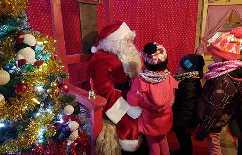 Les premiers enfants sont heureux de rencontrer le Père Noël