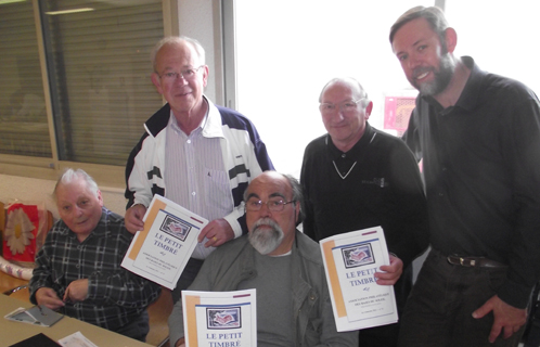  Jean-Pierre Robert avec les membres du bureau de l'Association philatélique des baies du soleil.