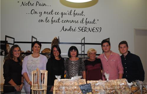  Laurence Sernesi (3ème à g) entourée des élues Sandrine Ferreri de Sanary  et Régine Aguillon de Six-Fours, et de sa famille