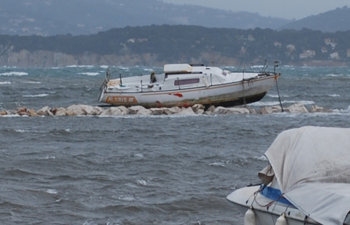 Un bateau forain s’est détaché pour venir s’enquiller sur le brise-lames.