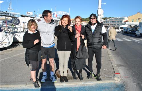 Didier Castillo président du CLAB, Dany Cayol et Delphine Quin adjointe aux quartiers présents pour le Téléthon (de droite à gauche).