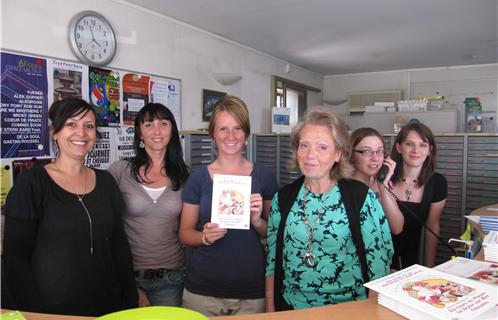 Fabienne, Florence, Yohanna, Claudie, Lise et Jessica vont distribuer les guides spéciaux Printemps des saveurs à l'Office de Tourisme de Six-Fours