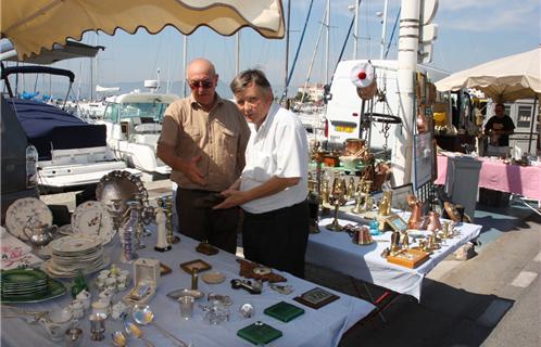 A droite Jean-François Gibereau organisateur de ces rendez-vous de la brocante et de l'antiquité.