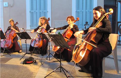 Le quatuor de violoncelles Omacello : de gauche à droite, Odile Bergia, Magali Ferretti, Nerte Dunan et Laura Laino