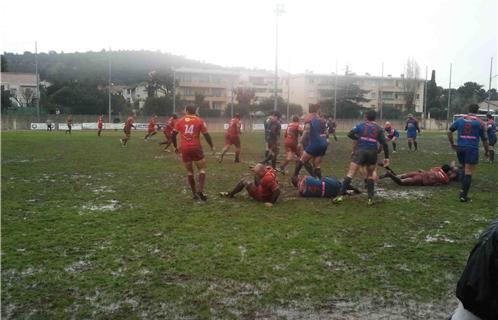 Un match sous une pluie incessante.