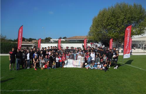 Les joueurs du RCT et les enfants de Sanary Ovalie.