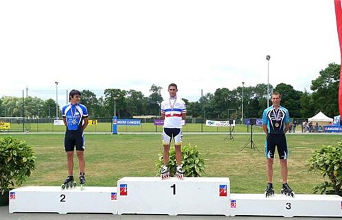 Elton de Souza sur le podium de la course des 10 000m points.