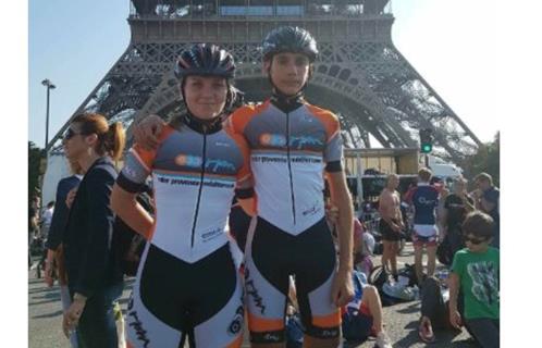 Marine Kervoelen  et  Rayan  Dermie, premier de la catégorie DUO Mixte aux pieds de la tour Eiffel 