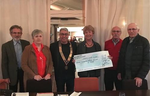 JP Gallen Rotary SBO organisateur du Fest Noz 2018 dont les recettes ont permis cette subvention, Frederique Vernoux, secrétaire de l’amicale, H Perda président du Rotary SBO, Annick Cros présidente  de l’amicale, R Beaupoil (Rotary SBO) et Lucien Maison (Rotary SBO).