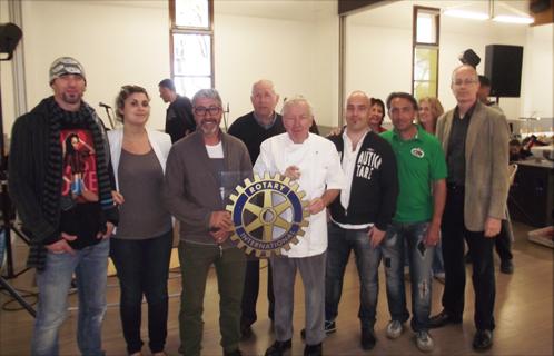 L'équipe du Rotary-club avec des musiciens de Celtic Kanan et Avel Nevezh.