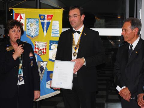 La gouverneur du district « Var / Alpes Maritimes / Monaco / Corse », madame Chantal Pasqualini, remet au club un certificat signé par le président du Rotary International, monsieur Dong Kurn Lee.