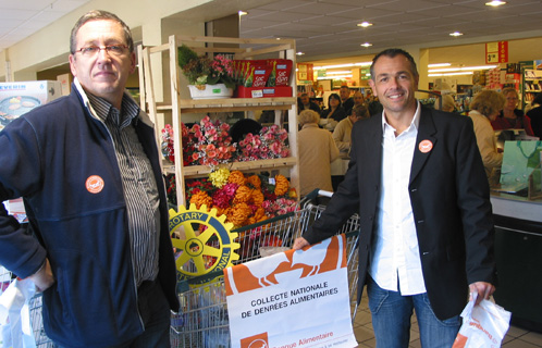 Erick Vimfles (à gauche) et Stéphane Mathieu organisent la collecte au Casino de Six-Fours