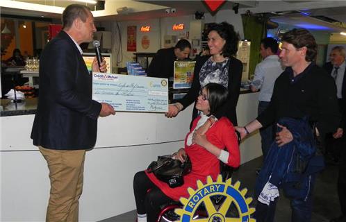 De gauche à droite : Henri Gabrièle, président du Rotary Club, la présidente de l'association « Le Sourire de Lucie », Lucie, Aubin Hueber, le parrain de l'association.