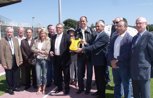 Remise du défibrillateur en présence  d'André Mercheyer