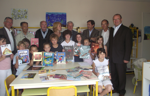 De nouveaux livres à la bibliothèque de l'école élémentaire des Lônes grâce au rotary de Six-Fours.