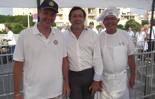 L'équipe du Rotary club de Six-Fours mobilisée pour La Traversée de l'espoir ici avec le député-maire Jean-Sébastien Vialatte.