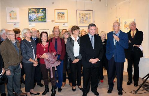 André Berutti au micro aux cotés de Robert Bénéventi et des peintres