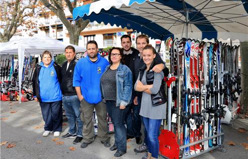 L'équipe du Sanary Ski Team à gauche avec les membres du Caribou Sport de Morzines (à D)