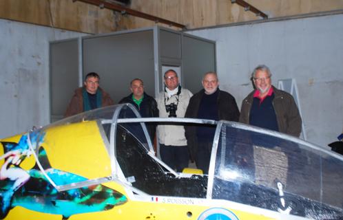 L'équipe du musée Dumas devant le scubster. On reconnaît de g à d  messieurs Blanchard, Monjoin, Laire, Alster et Bourhis.