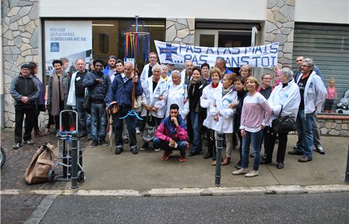 L'ensemble des bénévoles de la marche fraternelle de ce matin rassemblés devant le secours catholique de la Seyne.