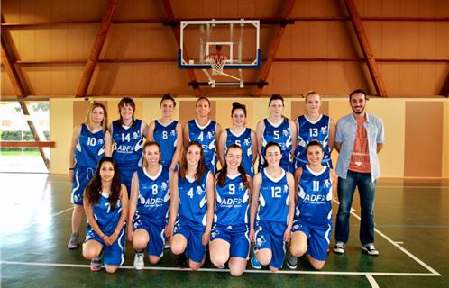 Les 2 équipes des -17 et Senior Filles ensemble pour la photo, avec leurs entraineurs. 