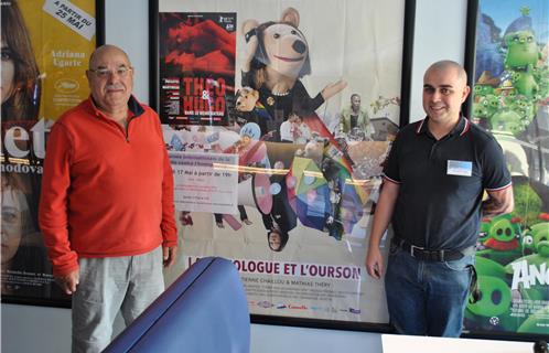 Bruno Savian président de l'association Rando's Provence est présent pour le débat. Il est accompagné à droite de Paul Bertin du Six N'étoiles. Ils sont placés devant l'affiche du film "La sociologue et l'ourson".