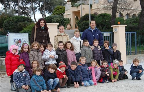 Les enfants des Roches Brunes à la sortie de l'exposition, des couleurs plein les yeux