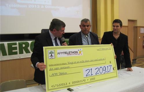 Le chiffre est sans équivoque : c’est celui du chèque que présentent, de gauche à droite, Robert Bénéventi, Maire d’Ollioules, Dominique Righi, président du Comité des Fêtes, et Rémi Spinazzola.