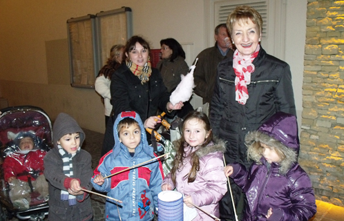 Danièle Cayol avec des enfants lors du défilé