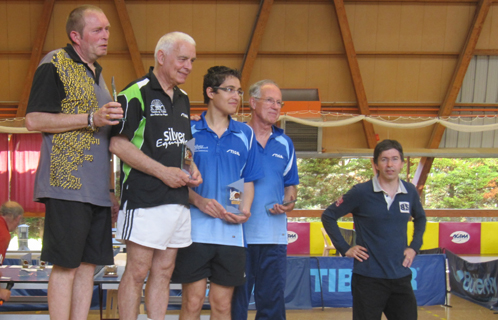 Thierry Leveau avec les finalistes de la coupe du Var.