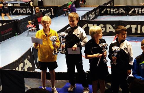 En Suède: les joueurs de 11 ans avec Hugo en haut du podium