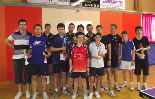 Finalistes et vainqueurs réunis avec le président du tennis de table de Six-Fours Thierry Leveau.