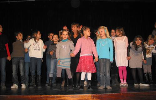 Une trentaine d'enfants qui aiment le théâtre et l'apprennent avec passion.