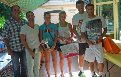 Damien Lanza et André Mercheyer avec les finalistes et vainqueurs messieurs et dames de cette édition 2013.