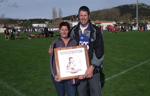 Eliane Cayol et Christian Arnaud avec le bouclier offert aux équipes lors de l'édition 2010.