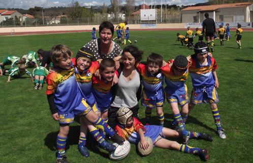 Eliane Cayol avec les petits et leur éducatrice du rc du pays six-fournais.