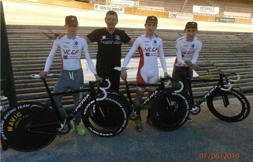 Franck Marquant, président du Vélo Club Six-Fours accompagné de ses trois cyclistes qualifiés pour les championnats de France.