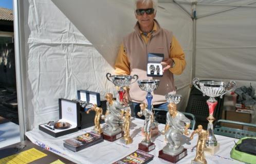 Henri Latil, Président de la Cuvée d'Automne, derrière les coupes et les prix