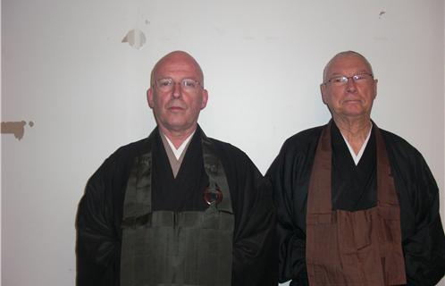 Claude Hervé (à droite), moine zen, disciple de Jean-Pierre Taiun Faure, supérieur du Monastère Zen Kanshoji.
