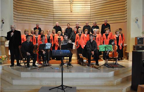 L'ensemble de la chorale les Alizés avec devant les 5 talentueux musiciens. Au micro Michel Lochot, responsable de la chorale.