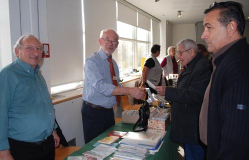 Jean-Pierre et Dominique de l'association philatélique des Baies du soleil.