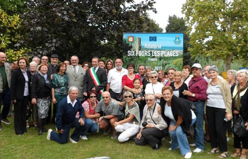 Photo de famille à Zagarolo avec les amis du jumelage et leurs jumeaux italiens.