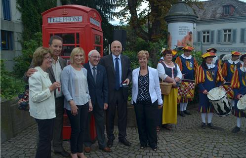 Une cabine téléphonique typique a été offerte par la municipalité de Newark-on-Trent à celle d’Emmendingen.